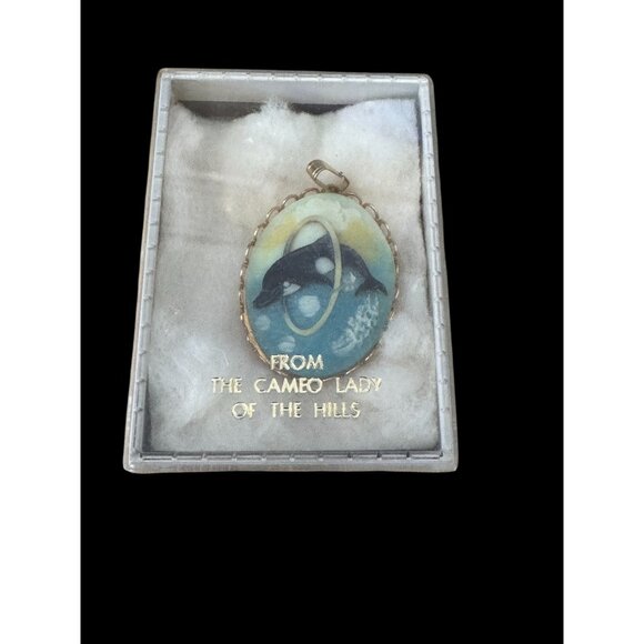 Cameo Pendant Dolphin Jumping Hoops Oval Multicolor Shell Goldtone Frame 1 1/2" - Picture 7 of 7